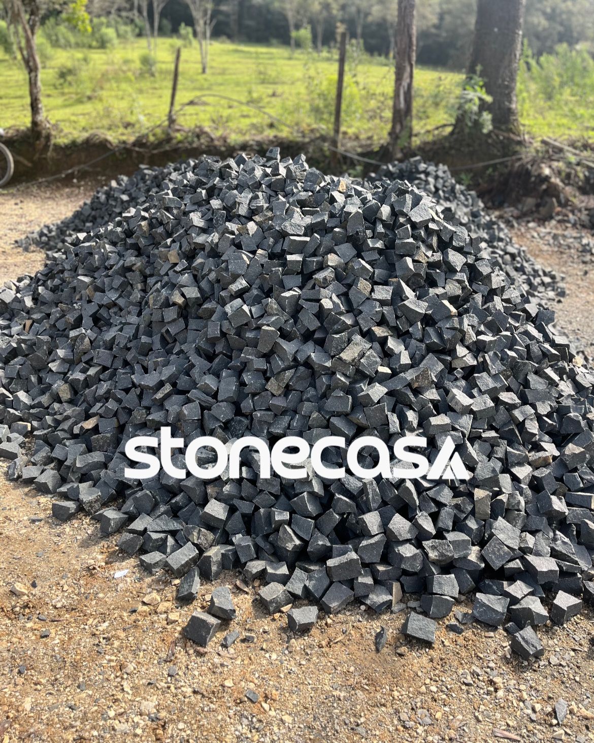 Petit Pavê de Cor Negra Intensa | Pedra Portuguesa Negra Stone Casa® — Pedras Naturais Eco-Friendly Petit Pavê de Cor Negra Intensa — Pedra Portuguesa Negra Stone Casa® eco-friendly